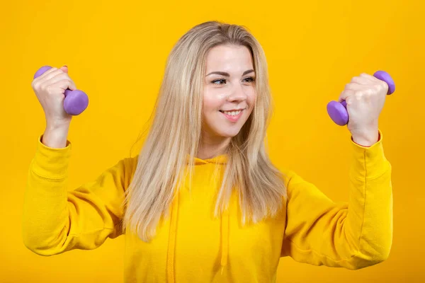 Fröhlich Schöne Junge Blonde Frau Lässiger Gelber Sportkleidung Die Übungen — Stockfoto