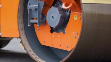 Şehir caddesinde çalışan yol silindirleri. Yeni karayolu inşaatında ağır endüstriyel makineler.