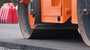 Şehir caddesinde çalışan yol silindirleri. Yeni karayolu inşaatında ağır endüstriyel makineler.
