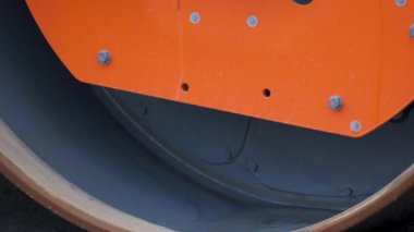 Şehir caddesinde çalışan yol silindirleri. Yeni karayolu inşaatında ağır endüstriyel makineler.