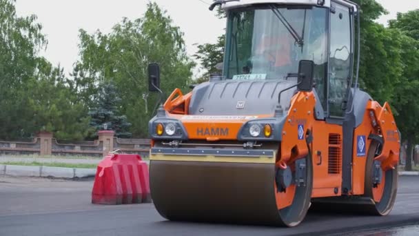 Kryvyyyi Rih Ukraine June 도시의 거리에서 작업중이다 새로운 도로를 건설하는 — 비디오