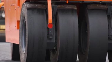 Şehir caddesinde çalışan yol silindirleri. Yeni otoyolun yapımında ağır endüstriyel makineler.