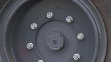 Şehir caddesinde çalışan yol silindirleri. Yeni otoyolun yapımında ağır endüstriyel makineler.