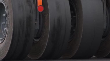 Şehir caddesinde çalışan yol silindirleri. Yeni otoyolun yapımında ağır endüstriyel makineler.