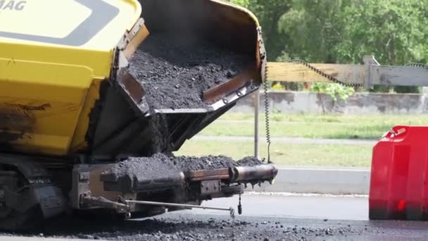 Rolkarze Pracujący Ulicy Miejskiej Ciężkie Maszyny Przemysłowe Budowę Nowej Autostrady — Wideo stockowe