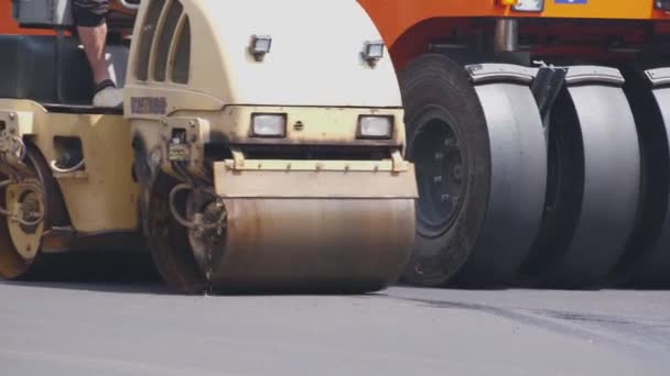 Rulli Stradali Che Lavorano Una Strada Cittadina Macchine Industriali Pesanti — Video Stock