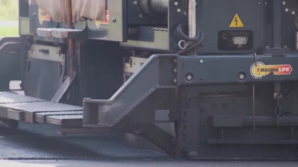 ロードローラーは街の通りで働いています 新しい高速道路の建設に重工業機械 — ストック動画