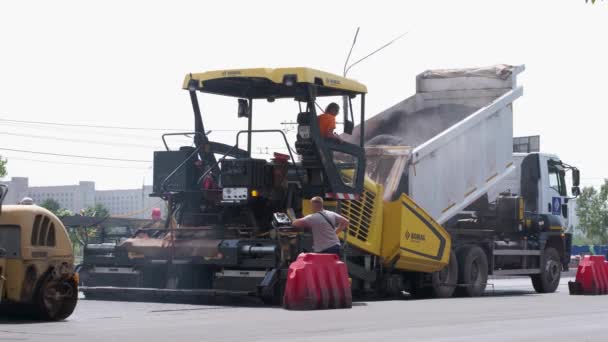 ロードローラーは街の通りで働いています 新しい高速道路の建設に重工業機械 — ストック動画