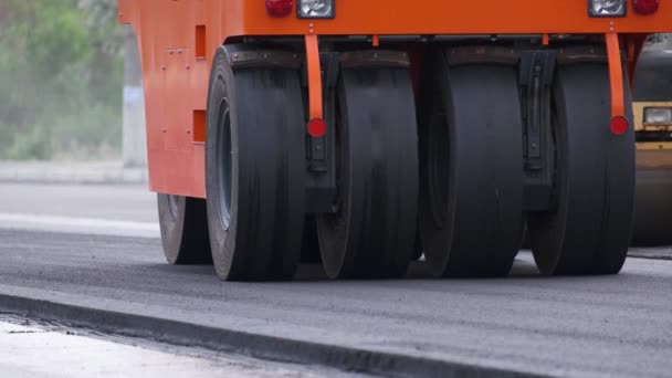 Vägvältar Arbetar Stadsgata Tunga Industrimaskiner För Anläggning Nya Motorvägar — Stockvideo