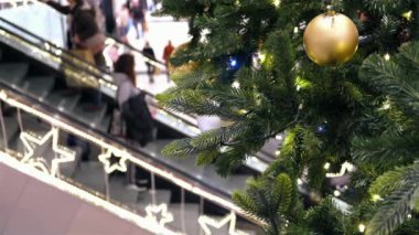 Sopping Mall 'da Noel süsleri. Yürüyen merdivendeki insanlar, bayram alışverişinde.