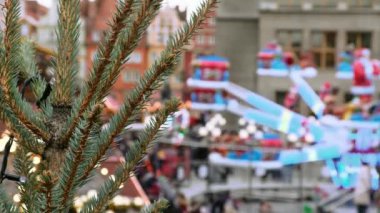 Festival meydanında süslü bir Noel panayırında fidan ağacı ve atlıkarınca.