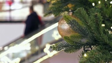 Sopping Mall 'da Noel süsleri. Yürüyen merdivendeki insanlar, bayram alışverişinde.