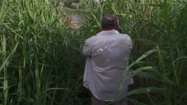 Hombre Mayor Años Que Camina Través Una Caña Demasiado Grande — Vídeo de stock