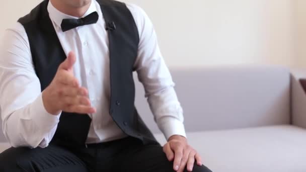 Gestor Homem Bonito Falante Vestido Terno Negócios Com Gravata Borboleta — Vídeo de Stock