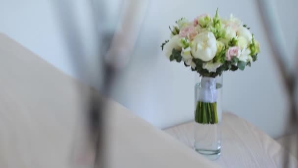 Bouquet Mariage Dans Vase Verre Sur Les Escaliers Près Mur — Video