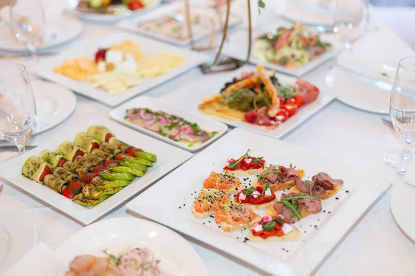 Plats Savoureux Sur Une Table Banquet Blanc Servi Dans Restaure — Photo