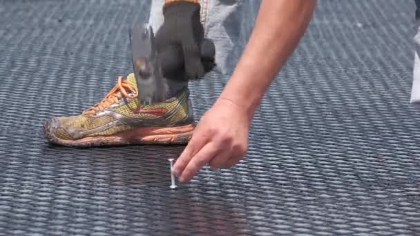 Arbeiter Hämmern Den Dübel Den Asphalt Das Bewehrungsnetz Für Die — Stockvideo