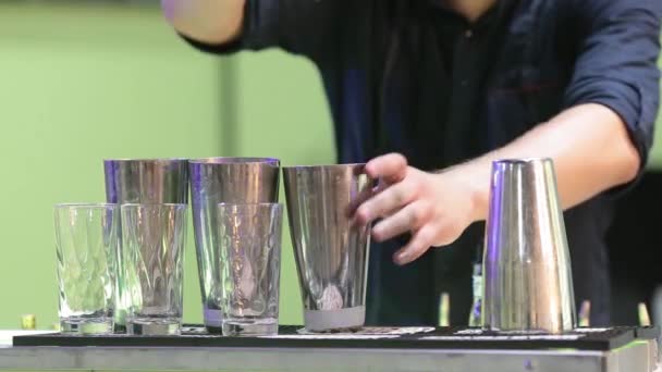 Barman Maakt Verse Cocktails Een Bar Drinkglazen Close — Stockvideo