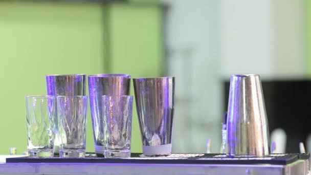 Barman Hace Cócteles Frescos Bar Primer Plano Vasos Bebida — Vídeos de Stock