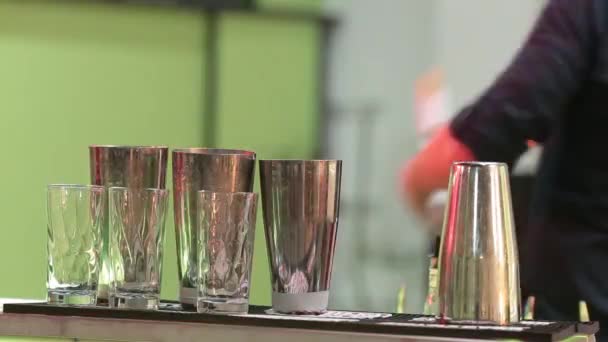 Barmann Kocht Einer Bar Frische Cocktails Trinkgläser Großaufnahme — Stockvideo