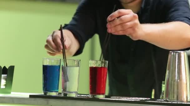 Barmen Barda Taze Kokteyl Yapar Çki Bardaklarını Yakın Çekim — Stok video