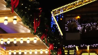 Noel Işıkları, şehir meydanındaki bir yeni yıl fuarında açık havada süslenir..