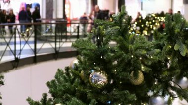 Sopping Mall 'ın Noel süslerinin kapanışı. Kalabalık Yürüyen insanlar