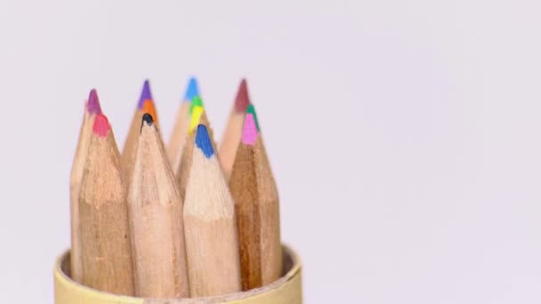 一组色彩斑斓的木制铅笔 颜色各异 在白色的背景上旋转 带有复制空间的孤立对象 回到学校的概念 — 图库视频影像