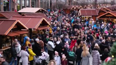Central City Meydanı 'ndaki süslü Noel panayırında bir sürü insan..