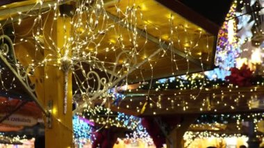 Noel ışıkları, süslenmiş yeni yıl fuarı için çelenk.