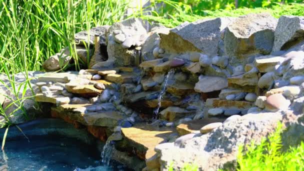Wasserfontäne Zwischen Steinen Dekorativer Wasserfall Stadtgarten Einem Sonnigen Sommertag — Stockvideo