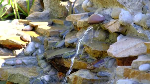 Víz Szökőkút Kövek Között Dekoratív Vízesés Városi Kertben Egy Napos — Stock videók
