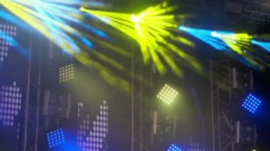 Sarı ve Mavi Işık huzmeleri. Bir konserde sahne dekorasyonunda Aydınlatma Ekipmanı.