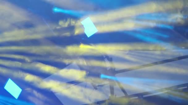 Gelbe Und Blaue Lichtstrahlen Beleuchtungstechnik Der Bühnendekoration Eines Konzerts — Stockvideo