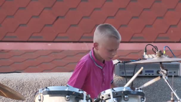 Dnipro Ukraine Lipiec 2020 Lat Emocjonalnego Chłopca Grającego Perkusji Festiwalu — Wideo stockowe