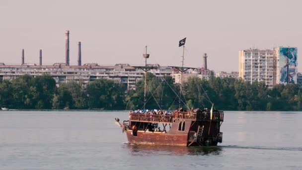 Łódka piratów z turystami na rzece w słoneczny letni dzień w mieście. — Wideo stockowe