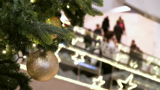 Gouden Kerstversiering Het Winkelcentrum Mensen Roltrap Feestelijke Business Center Doen — Stockvideo