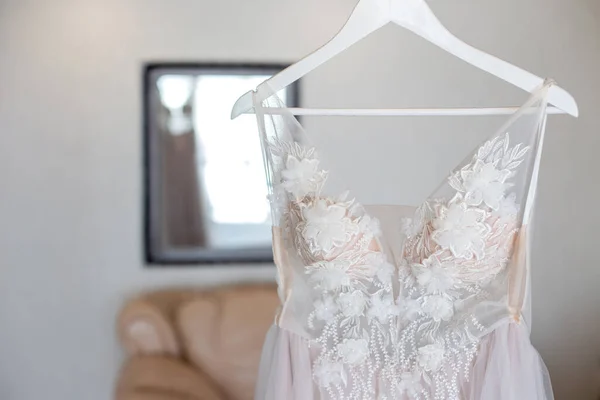 Vestido Novia Encaje Lujo Colgando Una Habitación — Foto de Stock