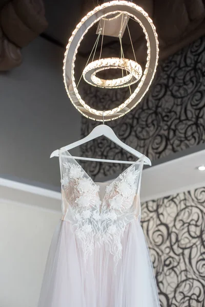 Luxo Vestido Noiva Renda Pendurado Quarto — Fotografia de Stock