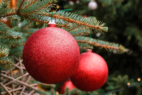 Kerstkaart Close Van Twee Rode Nieuwjaarsballen Een Tak Van Natuurlijke — Stockfoto