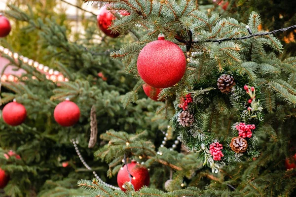 Julekort Closeup Røde Nytår Bolde Krans Grene Naturlige Juletræ Udendørs - Stock-foto