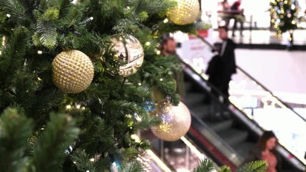 Різдвяні прикраси в торговому центрі. Люди на ескалаторі, — стокове відео
