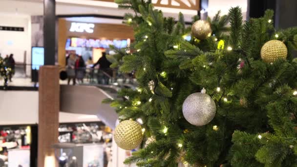 Kerstversiering in het winkelcentrum. Mensen op roltrap, in het zakencentrum, — Stockvideo