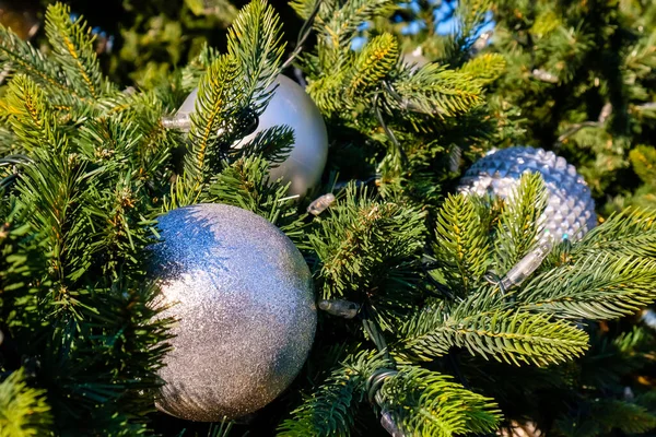 Fechar Muitas Bolas Brancas Ano Novo Grinalda Ramos Árvore Natal — Fotografia de Stock