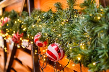 Suni firavun ağacının süslendiği ahşap Retro Restoran Binası Aydınlatma çelengi ve kışın birçok kırmızı ve beyaz Noel Balosu. Kar yok.. 
