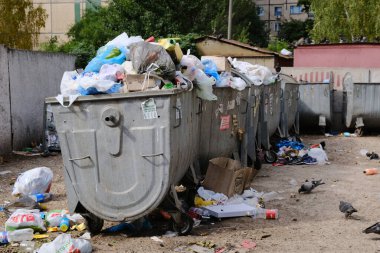 KRYVYI RIH, UKRAine - Eylül, 2020. İkamet bölgesinin avlusundaki aşırı yüklü çöp bidonlarında çöp..