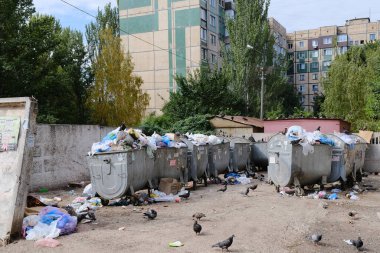 KRYVYI RIH, UKRAine - Eylül, 2020. İkamet bölgesinin avlusundaki aşırı yüklü çöp bidonlarında çöp..