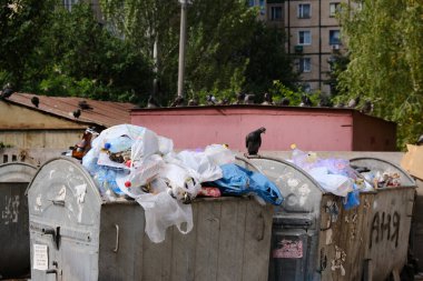 KRYVYI RIH, UKRAine - Eylül, 2020. İkamet bölgesinin avlusundaki aşırı yüklü çöp bidonlarında çöp..