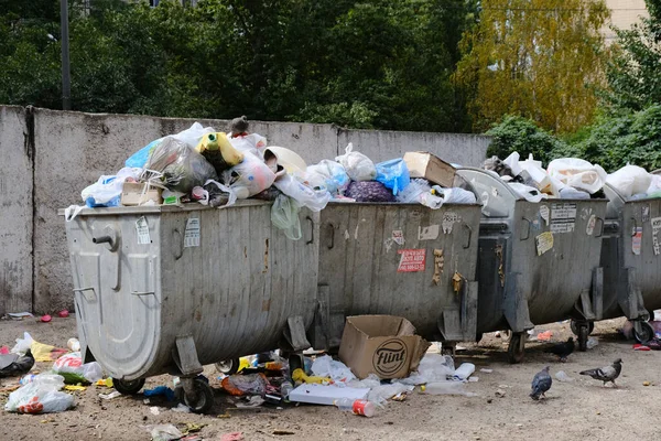 KRYVYI RIH, UKRAine - Eylül, 2020. İkamet bölgesinin avlusundaki aşırı yüklü çöp bidonlarında çöp..