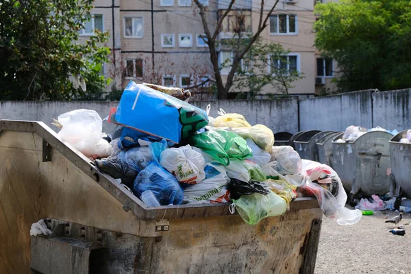 KRYVYI RIH, UKRAine - Eylül, 2020. İkamet bölgesinin avlusundaki aşırı yüklü çöp bidonlarında çöp..